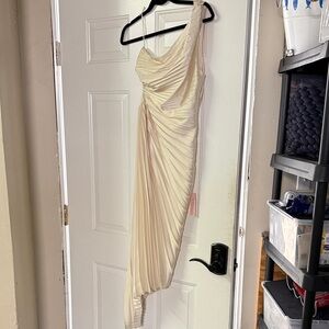 Dress Forum Cream One-Shoulder Pleated Dress